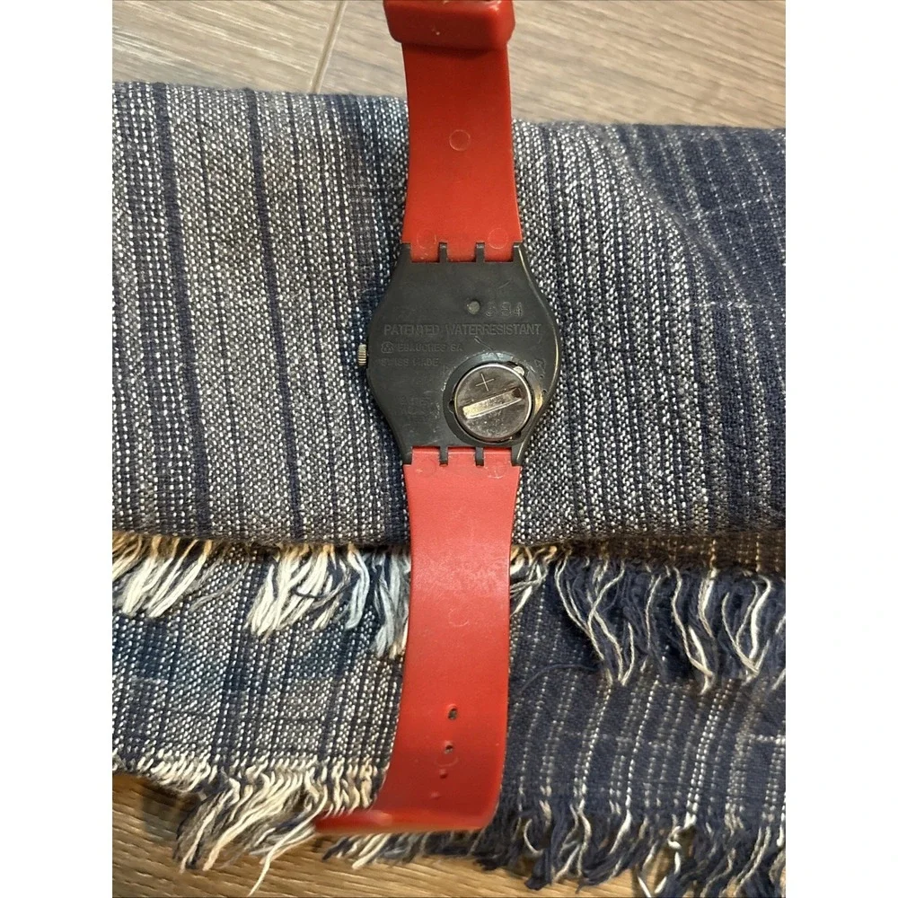 swatch  DON'T BE TOO LATE - GA100 - 1980's - 34mm Rare Red Band Watch